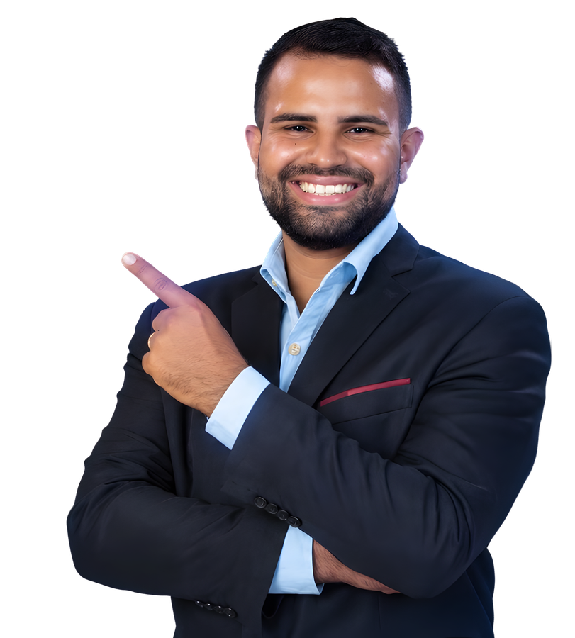 Guilherme Eduardo sorrindo e apontando para o lado, de terno escuro e camisa azul clara