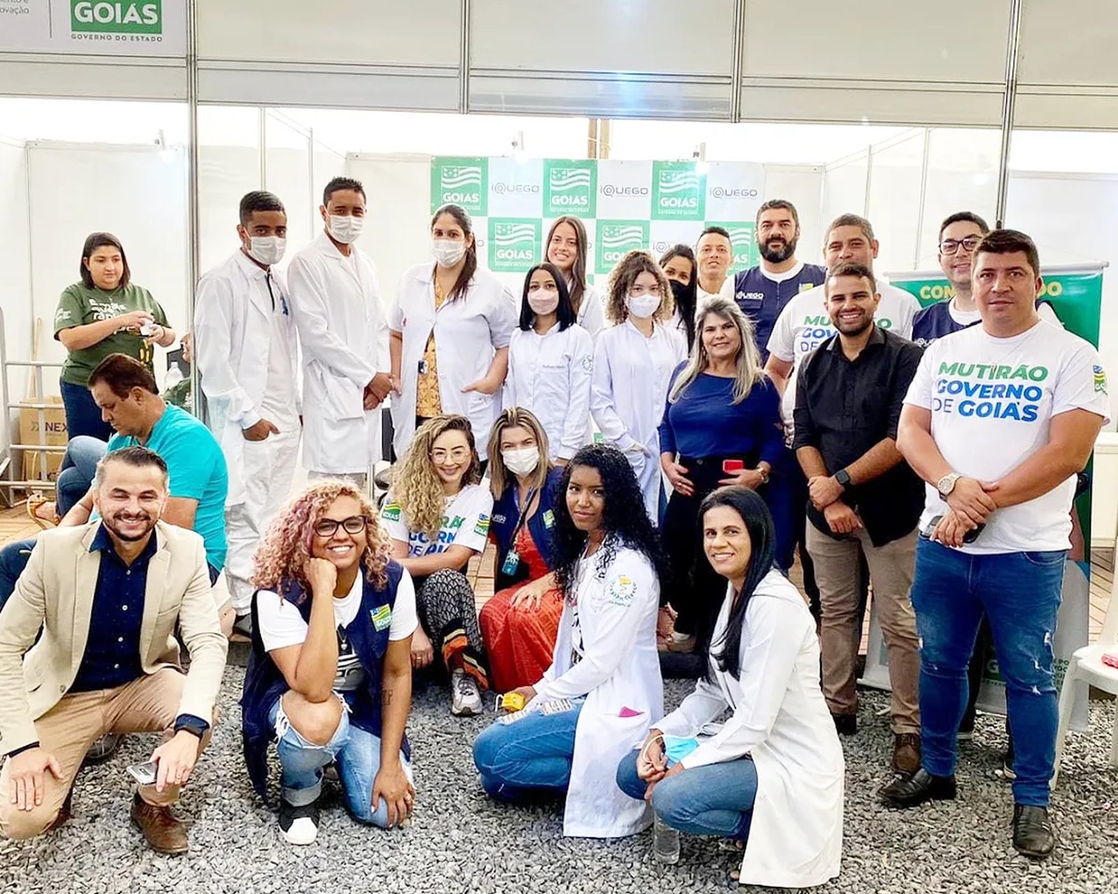Guilherme Eduardo reunido com uma equipe de profissionais de saúde de jaleco em um mutirão do Governo de Goiás